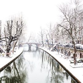Winter in Utrecht. Snow-covered yards on the Oudegracht. by André Blom Fotografie Utrecht