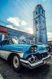 Blauer Oldtimer in Sancti Spiritus