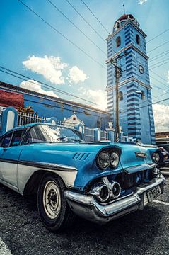 Blauwe oldtimer in Sancti Spiritus