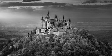 Het statige kasteel van Hohenzollern in zwart-wit. van Manfred Voss, Schwarz-weiss Fotografie