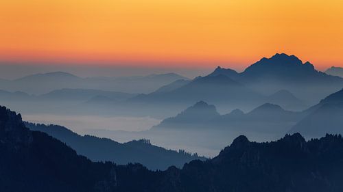 Lever de soleil dans les Alpes d'Ammergau, randonnée au-dessus des nuages dans les Alpes en Bavière 