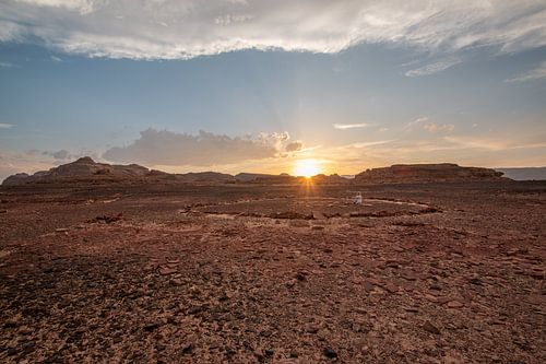 Mediteren bij zonsondergang in de Sinaï woestijn in Egypte
