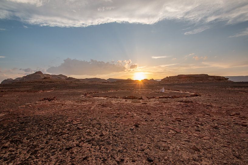 Mediteren bij zonsondergang in de Sinaï woestijn in Egypte van Marjan Schmit Visser