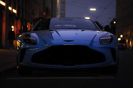 Aston Martin Vantage bij nacht