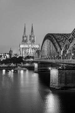 La cathédrale de Cologne et le pont Hohenzollern en noir et blanc sur Michael Valjak