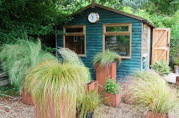 Tuinhuis met bakken beplant met grassen van Susan Dekker