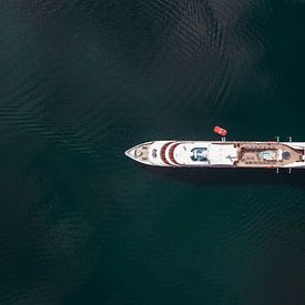 Kreuzfahrtschiff im Geirangerfjord von vdlvisuals.com