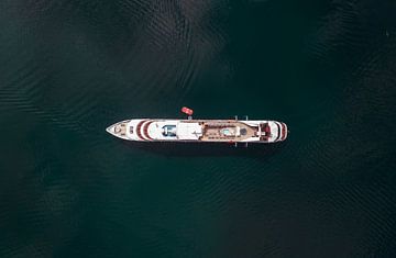 Kreuzfahrtschiff im Geirangerfjord von vdlvisuals.com