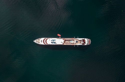 Cruiseschip in Geirangerfjord van vdlvisuals.com