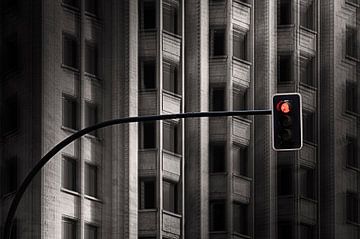 Straatfotografie met verkeerslicht in Antwerpen van Wim Schuurmans