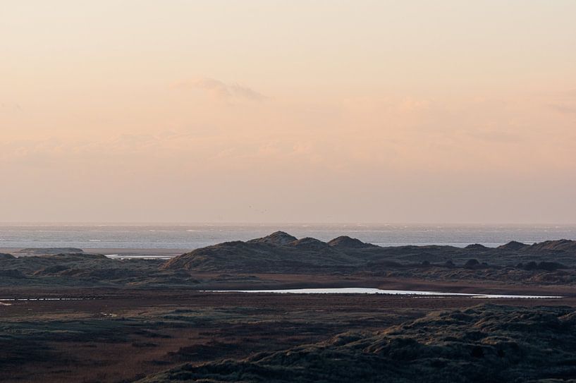 Zicht op  de Noordsvaarder en de duinen vanaf het Seinpaalduin op Terschelling met de Noordzee op de van Alex Hamstra