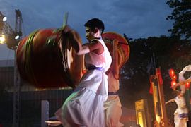 Jeune batteur lors d'un festival culturel sur kall3bu