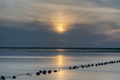 Stilte aan de Waddenzee – Ondergaande zon over het Wad
