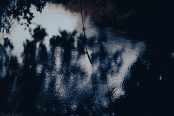 Ein Seil über dem Wasser, angetrieben durch starken Wind