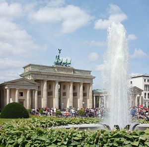 Porte de Brandebourg avec fontaine sur la Pariser Platz, Berlin, Allemagne