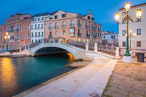 Kanaalbrug in Venetië in de avond