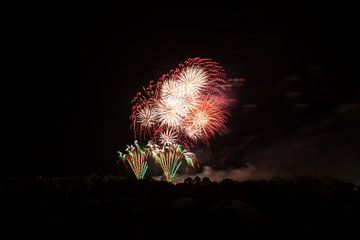 Helder vuurwerk verlicht de donkere nacht op gigantisch festival van adventure-photos