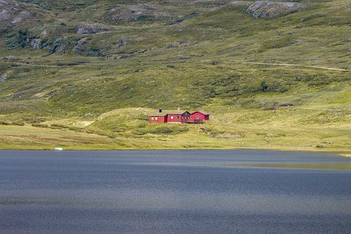 Cabane rouge sur le lac de montagne