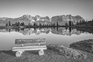 Favoriete plek aan de Astbergsee: een zwart-wit moment met uitzicht op de Wilder Kaiser van Michael Valjak