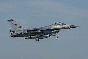 Un F-16 de la Royal Air Force juste avant l'atterrissage.
