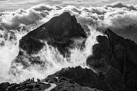 Wolken auf dem Pico do Areeiro (schwarz-weiß)