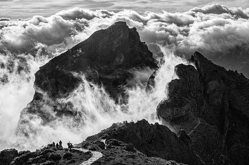 Wolken op de Pico do Areeiro (zwart-wit)
