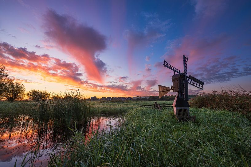 Torfwiesenmühle während des Sonnenaufgangs von Pieter Struiksma