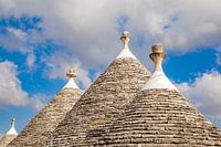 Authentieke kegeldakjes van trulli in Alberobello (Puglia)