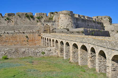 De vestingmuren en de boogbrug van het kasteel van Methoni in Griekenland