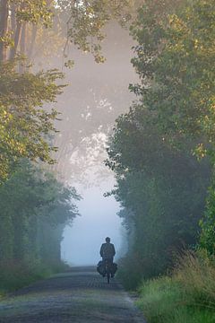 Eenzame fietser in de vroege morgen van Marcel Klootwijk
