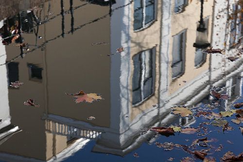 Spiegeling in de Oude Gracht van Utrecht 5