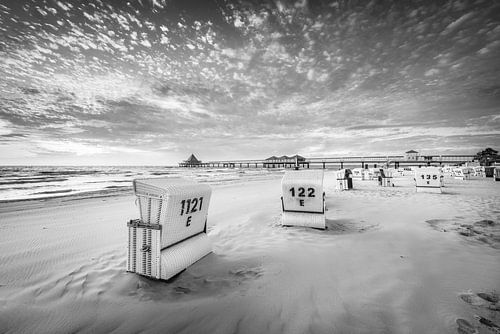 Heringsdorf op Usedom met strand in zwart-wit.