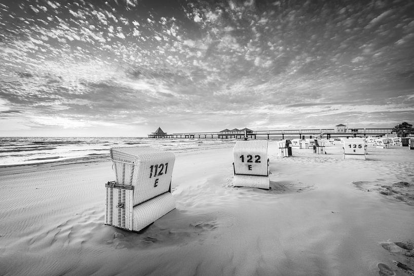Heringsdorf auf Usedom mit Strand in schwarzweiss. von Manfred Voss, Schwarz-weiss Fotografie