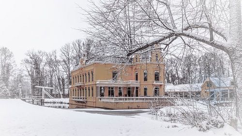 Kasteel Nienoord in de sneeuw