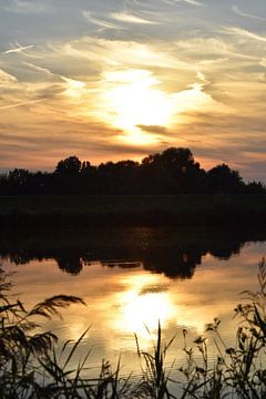 Sonnenuntergang am Fluss von Marcel Ethner