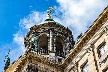 De mooie architectuur van het koninklijk paleis op de Dam