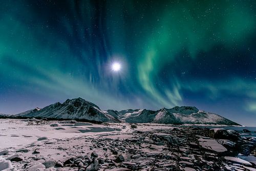 Noorderlicht in de nachtelijke hemel boven Noord-Noorwegen