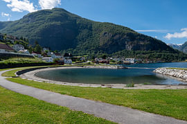 Gewundene Küstenlinie und grüner Berg an einem norwegischen Fjord von Fechita Florentina Catalina