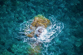 Le golfe de l'Atlantique sur une roche volcanique sur Beeldspraak