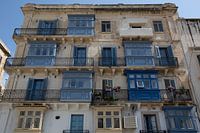 Häuser in Blau- und Weißtönen