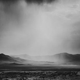 Stoer zwart en wit Mongools landschap met regenbui van Holly Klein Oonk