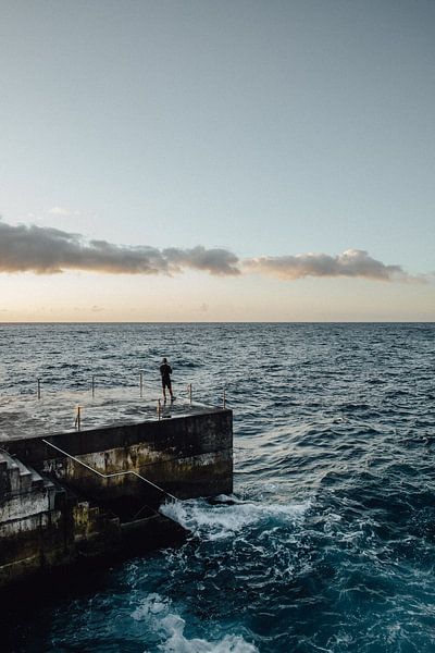 Fischer auf rauer blauer See in Teneriffa (Kanarische Inseln) von Yvette Baur
