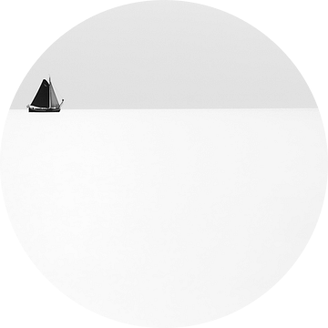 Een zeilschip zeilt aan de horizon ver op een kalme en rustige zee van Bas Meelker