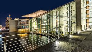 Gläserne Moderne im Berliner Regierungsviertel bei Nacht - Pano