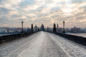 Sneeuw op de Karelsbrug van Roy Poots