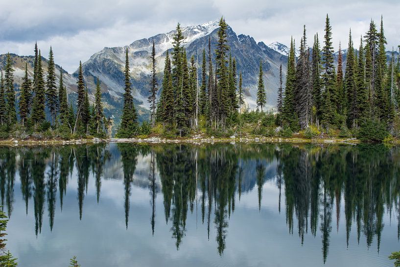 Weerspiegeling van bergen en bos in Canadees meer van Milou Mouchart