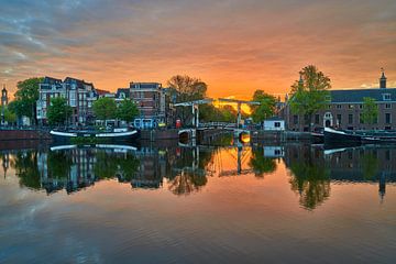 Uitzicht op de Walter Süskindbrug & Amstel river in Amsterdam,  van Amsterdam.Photos