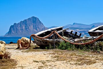 Verlaten vissershaven van de tonijnschepen in Bonagia van Silva Wischeropp