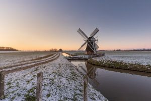 Mühle in der Groninger Landschaft im Winter