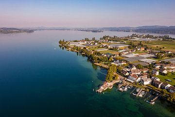 Luchtfoto van het eiland Reichenau aan het Bodenmeer van Werner Dieterich